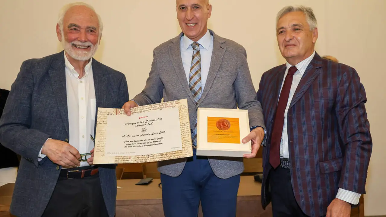 La Asociaci&oacute;n de Amigos de los Decreta entrega los Premios Decreta 2025 al expresidente de Cantabria, Miguel &Aacute;ngel Revilla; el alcalde de Le&oacute;n, Jos&eacute; Antonio Diez, y la escritora y periodista Marta Garc&iacute;a Aller