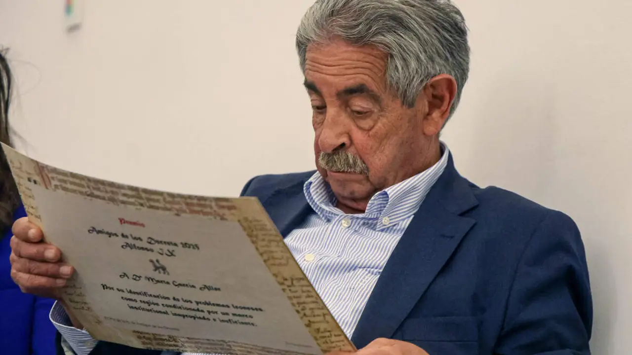La Asociaci&oacute;n de Amigos de los Decreta entrega los Premios Decreta 2025 al expresidente de Cantabria, Miguel &Aacute;ngel Revilla; el alcalde de Le&oacute;n, Jos&eacute; Antonio Diez, y la escritora y periodista Marta Garc&iacute;a Aller