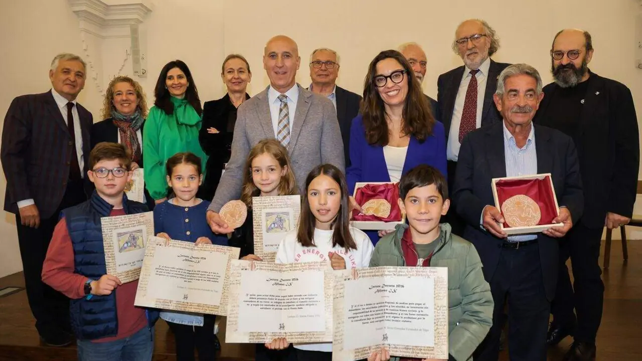 La Asociaci&oacute;n de Amigos de los Decreta entrega los Premios Decreta 2025 al expresidente de Cantabria, Miguel &Aacute;ngel Revilla; el alcalde de Le&oacute;n, Jos&eacute; Antonio Diez, y la escritora y periodista Marta Garc&iacute;a Aller
