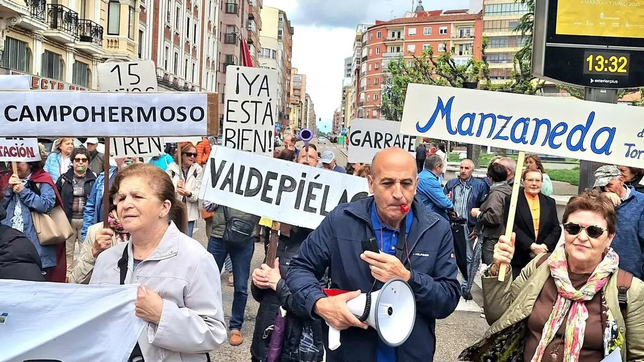 La Plataforma en Defensa de Feve se concentra un s&aacute;bado m&aacute;s para que el tren regrese al centro de Le&oacute;n
