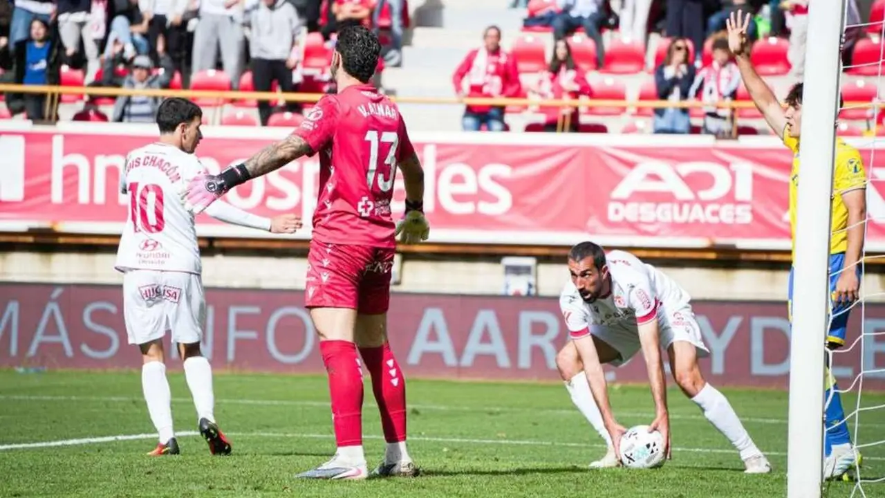 Maestre recoge el esf&eacute;rico tras conseguir el empate en el descuento.