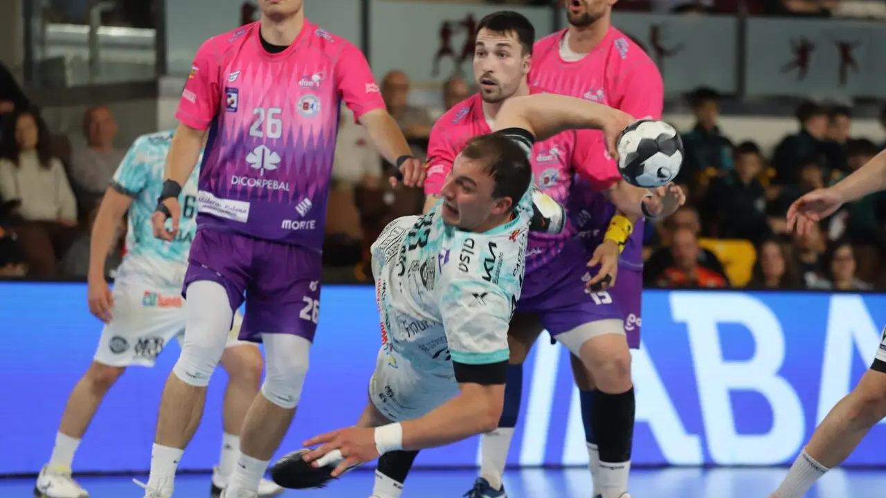 El Abanca Ademar Le&oacute;n firm&oacute; un empate de alto voltaje (32-32) frente a Logro&ntilde;o La Rioja en un encuentro que refuerza la igualdad en la zona alta de la Liga Asobal. Fotos: Isaac Llamazares
