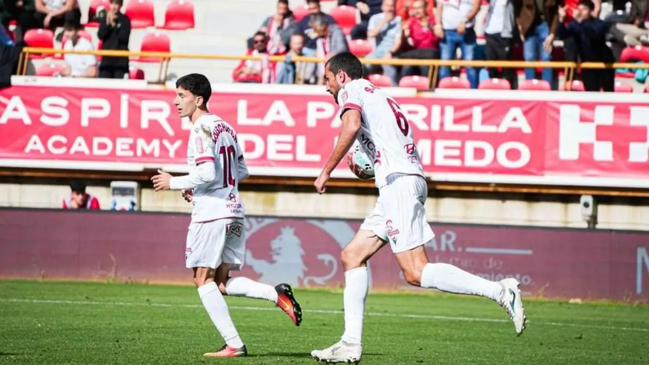 Maestre coge el bal&oacute;n tras conseguir el 2-2.