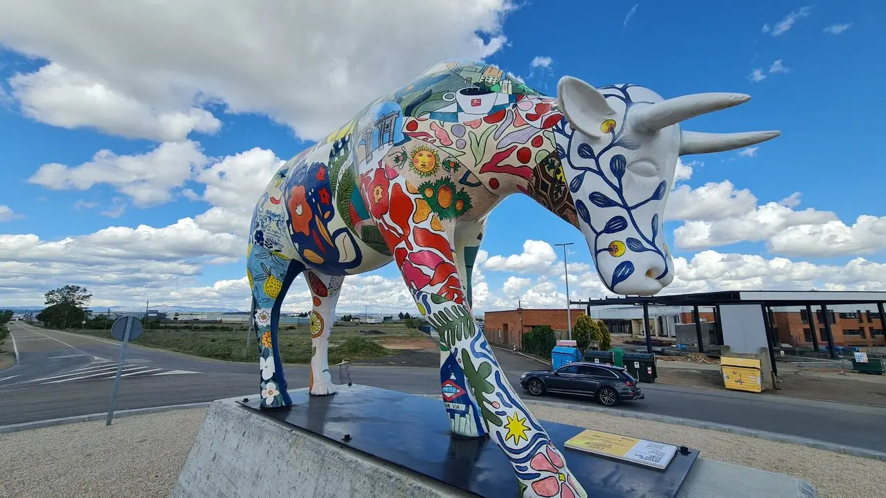 Una vaca art&iacute;stica para Le&oacute;n. La escultura de Aina Rossell&oacute; Sangr&agrave;, con gui&ntilde;os a Madrid, se instala junto al matadero y capta la atenci&oacute;n de quienes transitan por la calle La Raya.