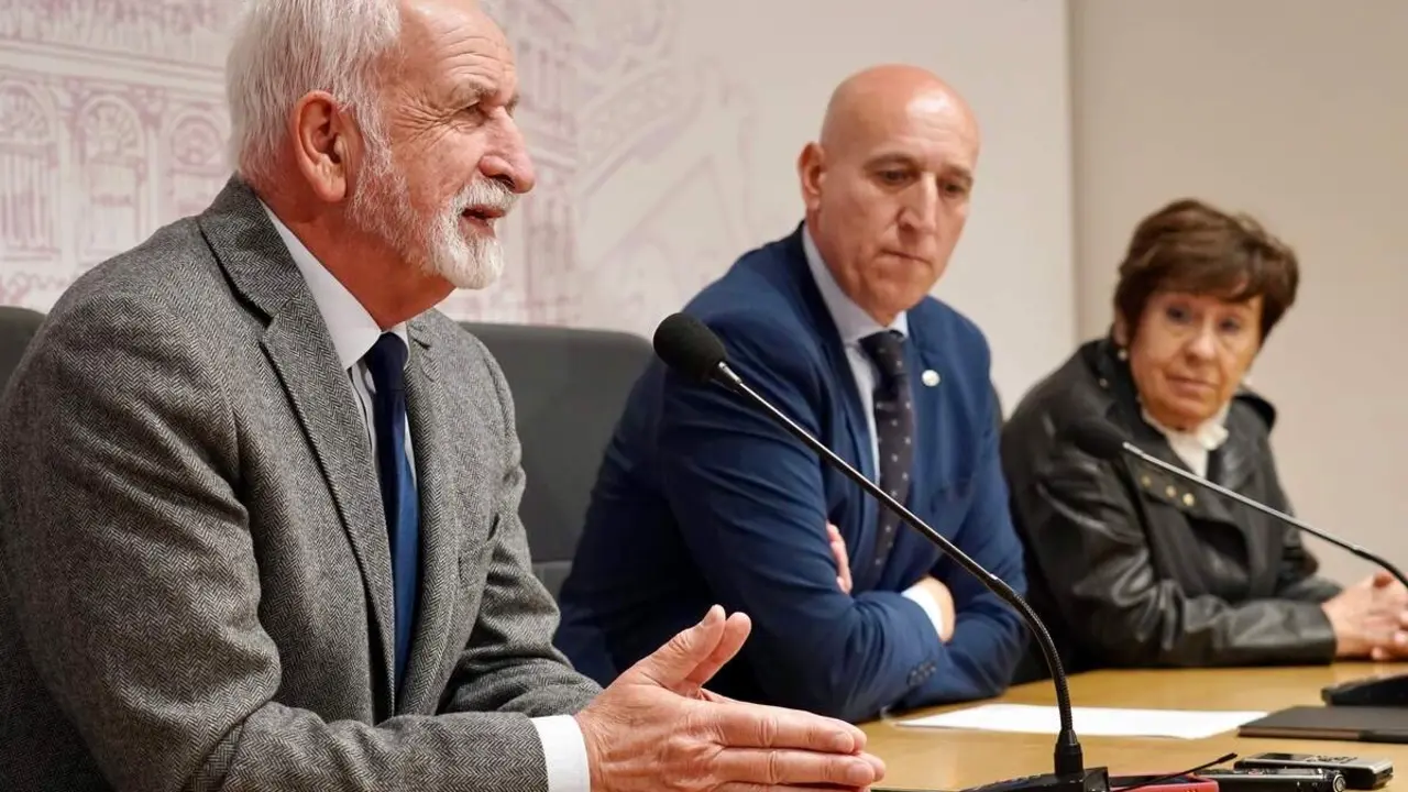 El alcalde de Le&oacute;n, Jos&eacute; Antonio Diez, presenta una actividad de la Real Academia Espa&ntilde;ola (RAE) junto al acad&eacute;mico Salvador Guti&eacute;rrez y a la concejala de Acci&oacute;n y Promoci&oacute;n Cultural, Elena Aguado