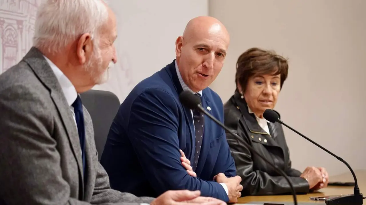 El alcalde de Le&oacute;n, Jos&eacute; Antonio Diez, presenta una actividad de la Real Academia Espa&ntilde;ola (RAE) junto al acad&eacute;mico Salvador Guti&eacute;rrez y a la concejala de Acci&oacute;n y Promoci&oacute;n Cultural, Elena Aguado