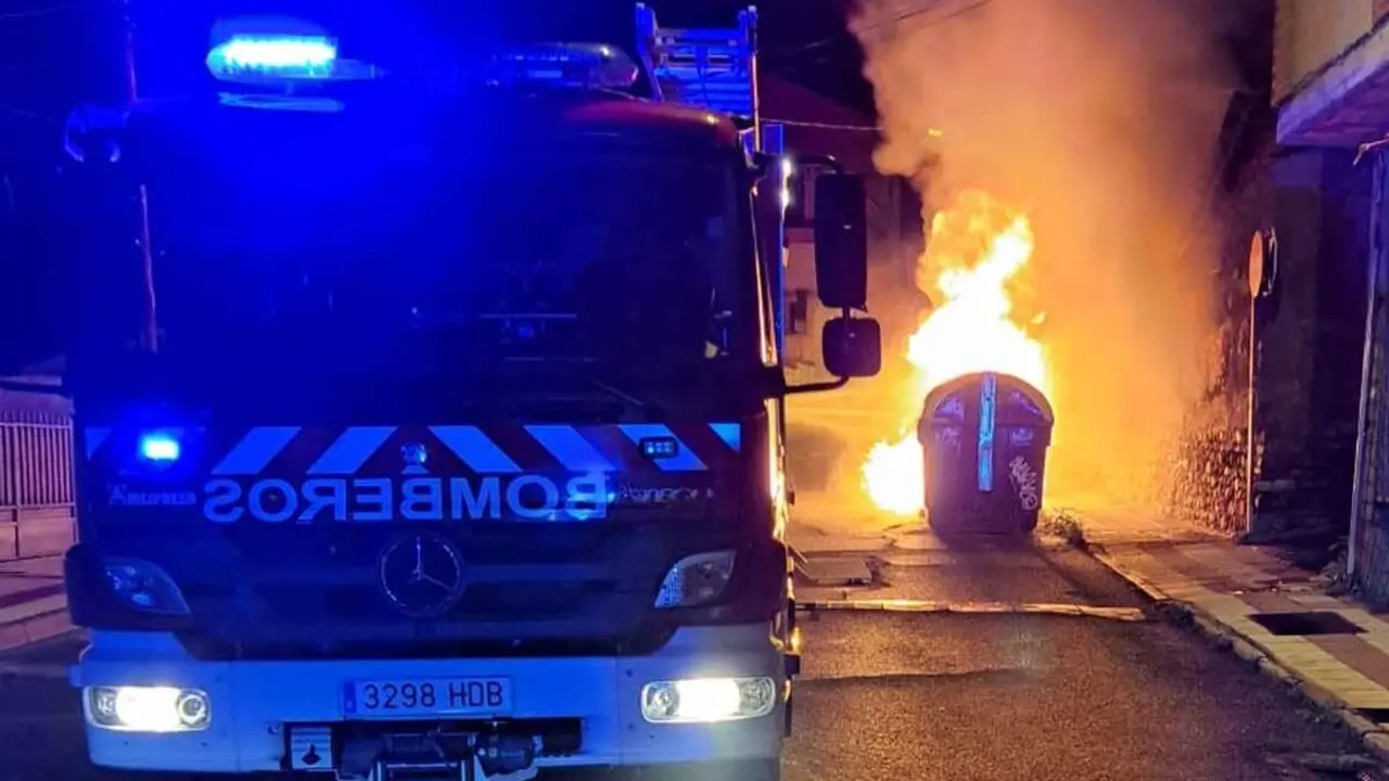 Imagen de un contenedor incendiado durante la &uacute;ltima madrugada.
