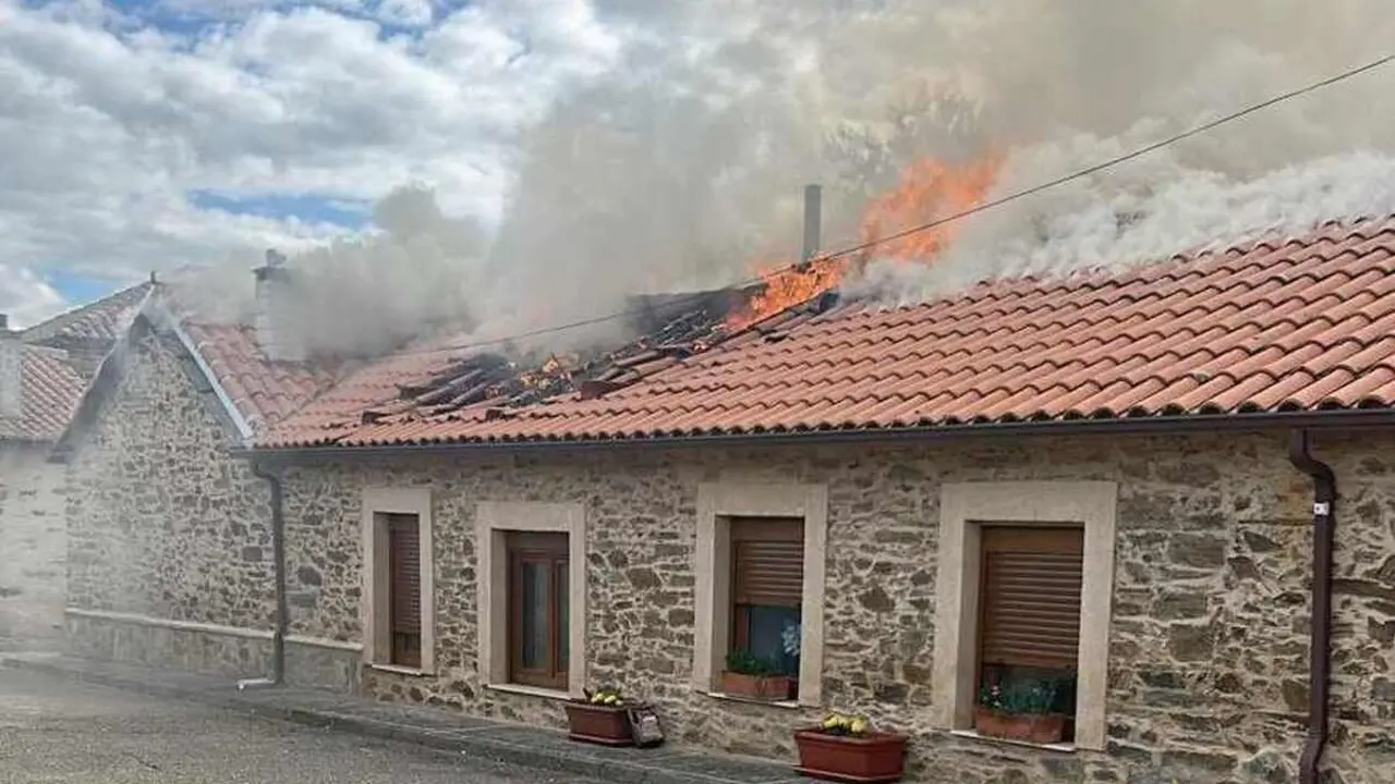Imagen de las viviendas, en el momento de ser declarado el incendio.