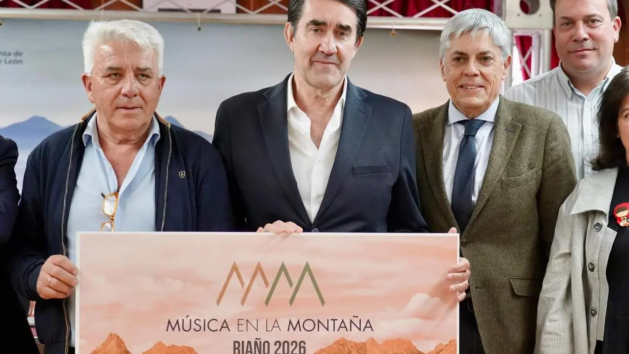 El consejero en funciones de Medio Ambiente, Vivienda y Ordenaci&oacute;n del Territorio, Juan Carlos Su&aacute;rez-Qui&ntilde;ones, presenta M&uacute;sica en la Monta&ntilde;a y la Ria&ntilde;o Trail Run. Fotos: Campillo