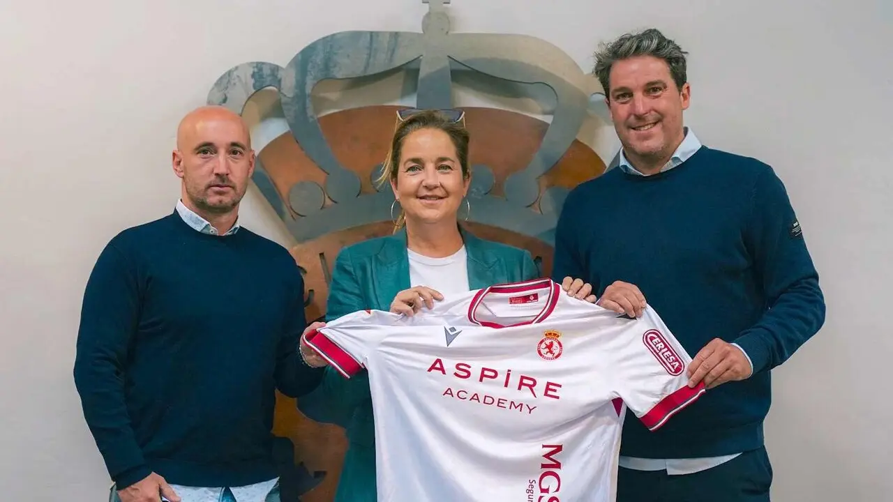 La Cultural y Deportiva Leonesa ha llegado a un acuerdo con Asier Goiria para su incorporaci&oacute;n a la disciplina culturalista como nuevo director deportivo de la entidad. Llega a Le&oacute;n acompa&ntilde;ado por Iban Markitz como secretario t&eacute;cnico y con un acuerdo por una temporada. En las im&aacute;genes, en su primera jornada en Le&oacute;n. Fotos: CyD Leonesa