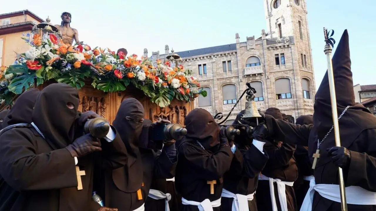 Acto del Perd&oacute;n mediante el indulto a una presa en el transcurso de la Procesi&oacute;n del Perd&oacute;n, organizada por la Cofrad&iacute;a del Santo Cristo del Perd&oacute;n