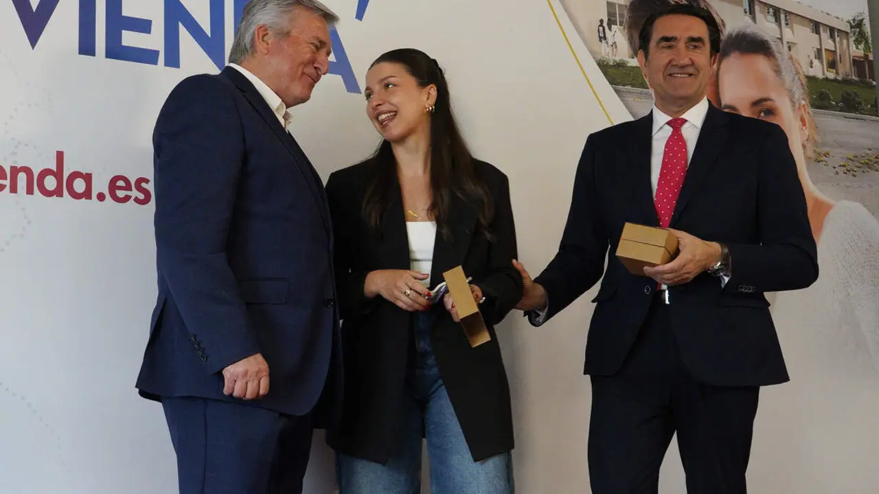 El consejero de Medio Ambiente, Vivienda y Ordenaci&oacute;n del Territorio en funciones, Juan Carlos Su&aacute;rez-Qui&ntilde;ones, visita la promoci&oacute;n finalizada de viviendas protegidas de Posada del Bierzo (Le&oacute;n)