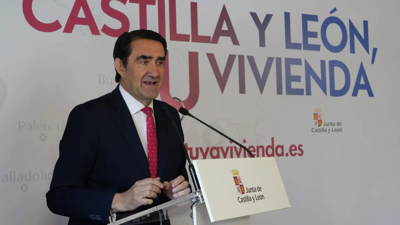El consejero de Medio Ambiente, Vivienda y Ordenaci&oacute;n del Territorio en funciones, Juan Carlos Su&aacute;rez-Qui&ntilde;ones, visita la promoci&oacute;n finalizada de viviendas protegidas de Posada del Bierzo (Le&oacute;n)
