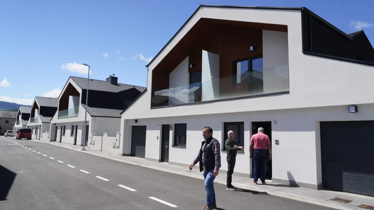 El consejero de Medio Ambiente, Vivienda y Ordenaci&oacute;n del Territorio en funciones, Juan Carlos Su&aacute;rez-Qui&ntilde;ones, visita la promoci&oacute;n finalizada de viviendas protegidas de Posada del Bierzo (Le&oacute;n)