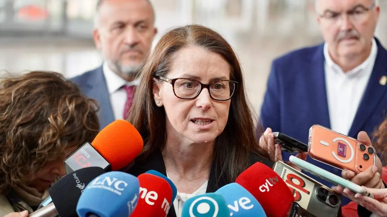 La directora general de Aeropuertos de Aena, Elena Mayoral y el delegado del Gobierno, Nicanor Sen, se re&uacute;nen con el presidente de la Diputaci&oacute;n de Le&oacute;n, Gerardo &Aacute;lvarez Courel, y el vicepresidente, Roberto Aller