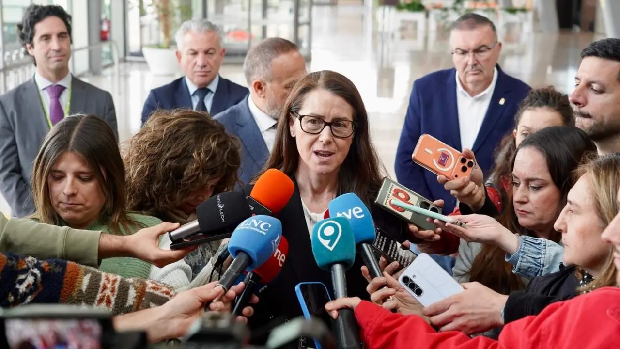 La directora general de Aeropuertos de Aena, Elena Mayoral y el delegado del Gobierno, Nicanor Sen, se re&uacute;nen con el presidente de la Diputaci&oacute;n de Le&oacute;n, Gerardo &Aacute;lvarez Courel, y el vicepresidente, Roberto Aller