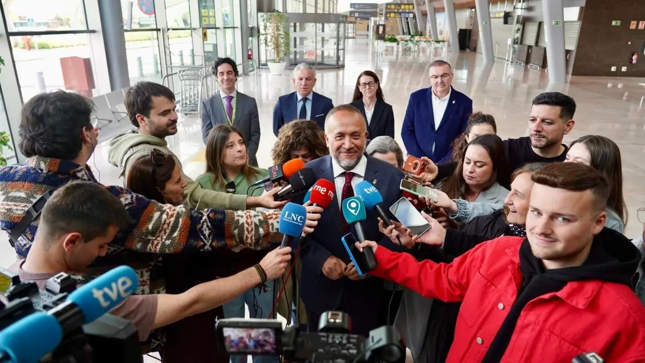 El presidente de la Diputaci&oacute;n de Le&oacute;n, Gerardo &Aacute;lvarez Courel, atiende a los medios en presencia de la presidenta de Aena.