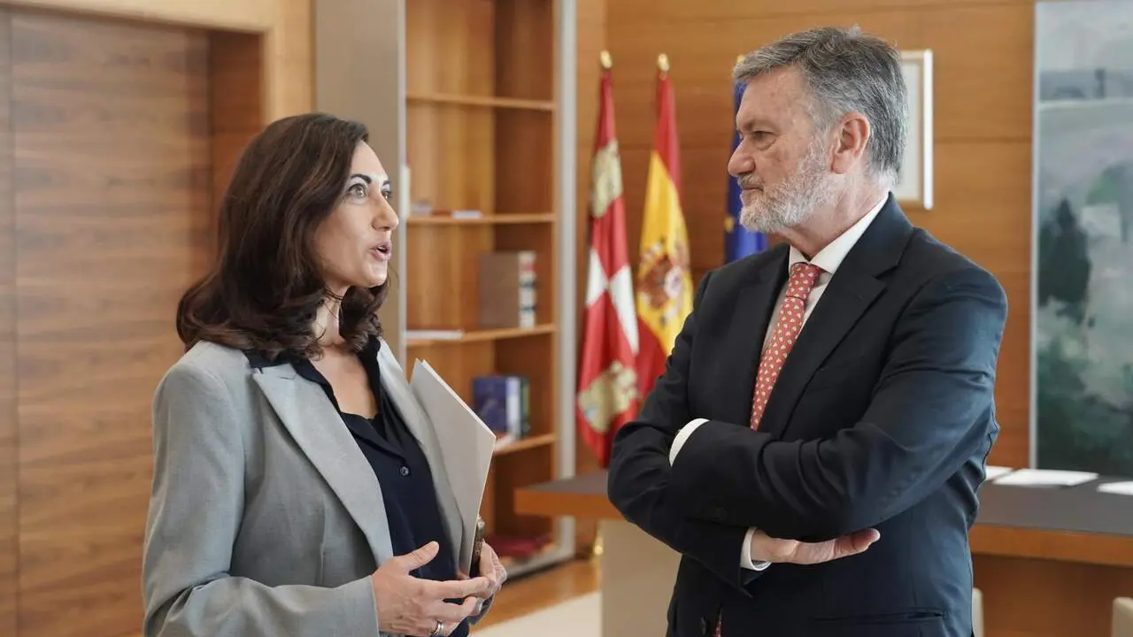 La procuradora y secretaria general el UPL, Alicia Gallego, en la ronda de consultas para la proposici&oacute;n de candidatos a la Presidencia de la Junta con Francisco V&aacute;zquez. Foto: Rub&eacute;n Cacho.