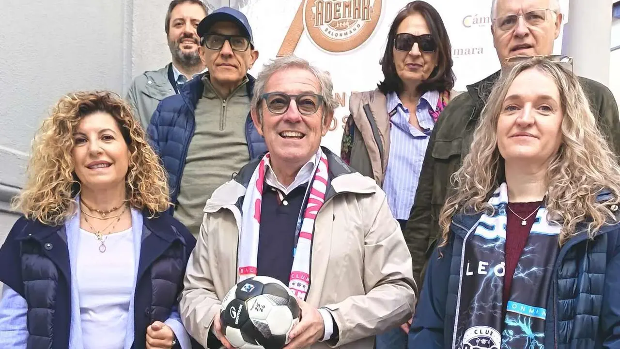 Foto de familia a la conclusi&oacute;n de la firma del acuerdo.