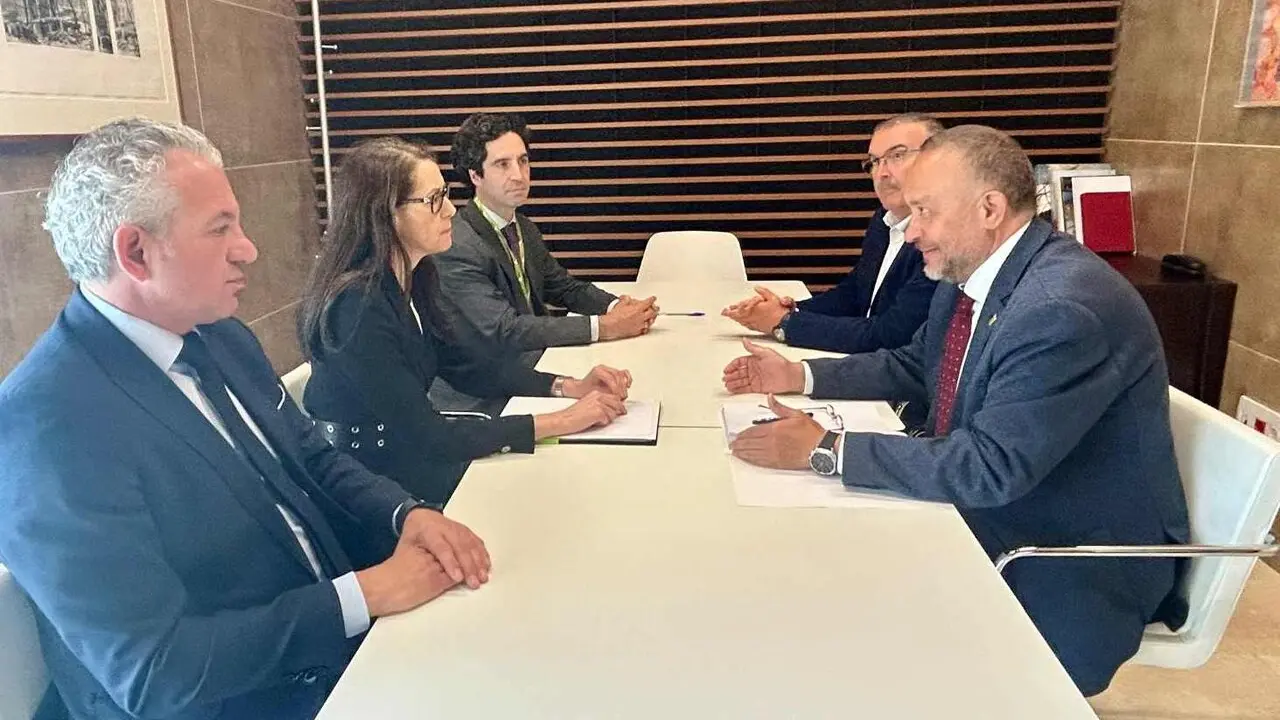 Un instante del encuentro institucional en el Aeropuerto de Le&oacute;n.