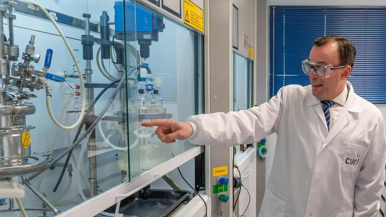 Responsables de la biofarmac&eacute;utica Curia Spain, durante una visita institucional a sus instalaciones.