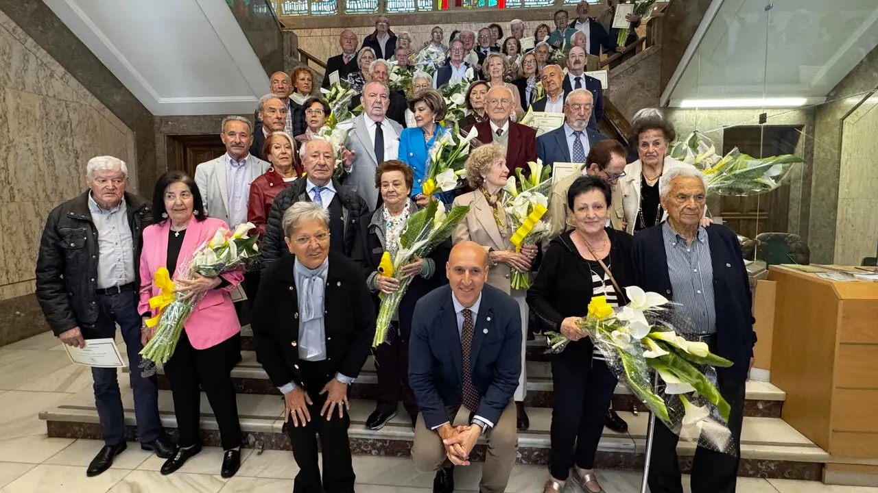 El Sal&oacute;n de Plenos del Ayuntamiento de Le&oacute;n ha acogido este jueves el homenaje a 23 parejas de la ciudad que celebran sus Bodas de Oro y Diamante, un acto que marca el inicio de las Jornadas Municipales para Mayores. En total, 17 parejas han cumplido 50 a&ntilde;os de matrimonio y seis han alcanzado los 60, en una ceremonia presidida por el alcalde Jos&eacute; Antonio Diez junto a la concejala de Mayores, Lourdes Gonz&aacute;lez. Fotos: AytoLe&oacute;n