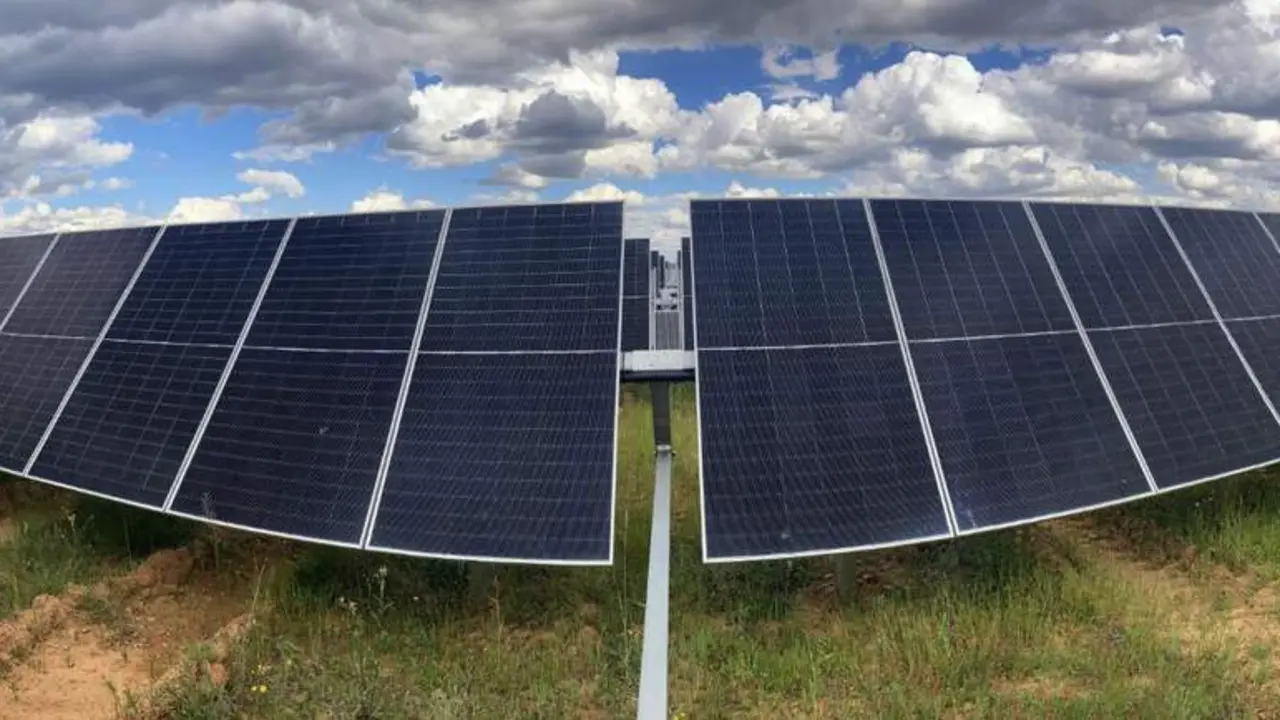El grupo energ&eacute;tico suizo Axpo inaugur&oacute; este jueves oficialmente el complejo solar Vilecha, cuyas cuatro plantas suman una potencia total de 200 Mwp (megavatio pico) y que desde el pasado febrero inyecta electricidad a la red nacional desde los m&aacute;s de 365.000 paneles instalados en terrenos de los municipios leoneses de Villadangos del P&aacute;ramo y Cimanes del Tejar. Fotos: Peio Garc&iacute;a