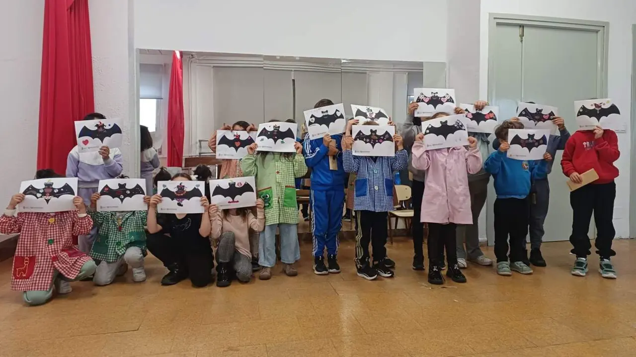 Alumnos del colegio de San Miguel Arc&aacute;ngel Ci&ntilde;era con sus dibujos_ (002)