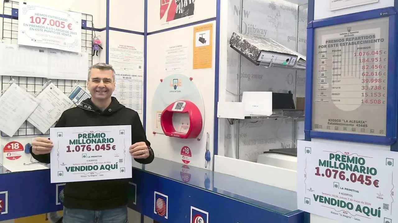 El quiosco La Alegr&iacute;a de Le&oacute;n celebra con &ldquo;euforia total&rdquo; el premio de la Primitiva que deja 1.076.045 euros entre su clientela; en la imagen Jacinto Torralba, propietario del establecimiento.
