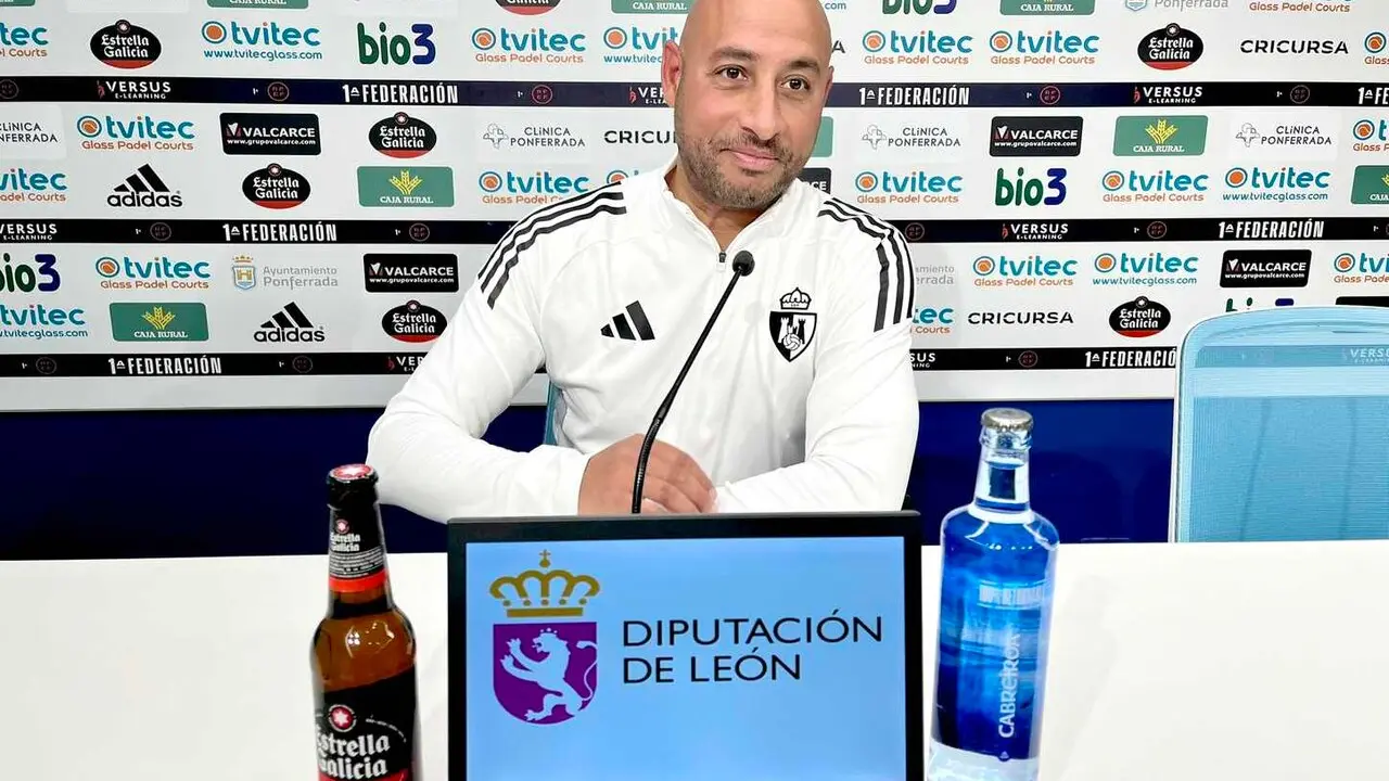 El entrenador de la Ponferradina, Nafti, durante la rueda de prensa.