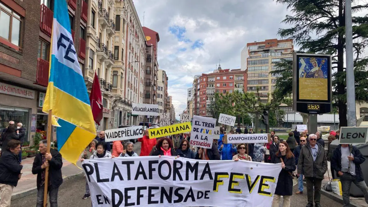 Corte de tr&aacute;fico de la Plataforma en Defensa de Feve de Le&oacute;n este s&aacute;bado en Padre Isla. Fotos: Peio Garc&iacute;a.