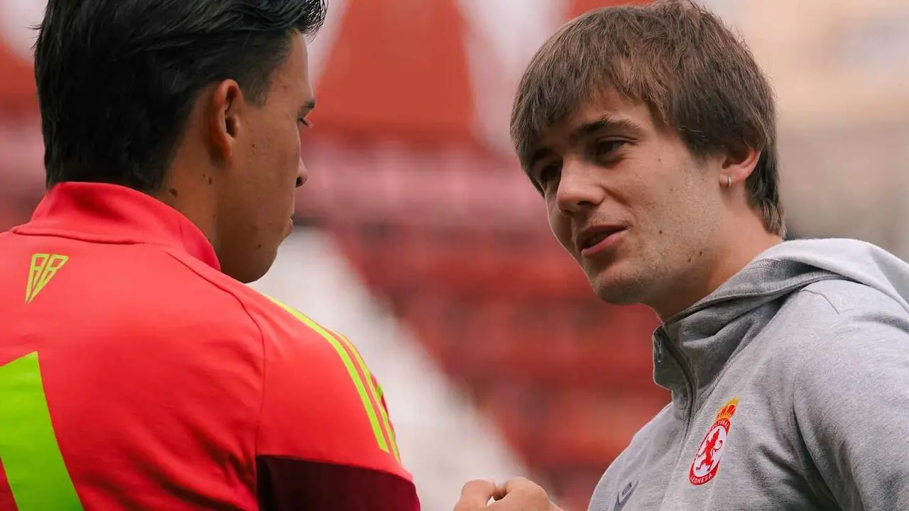 Yayo conversa con un jugador del Albacete en la antesala del partido.