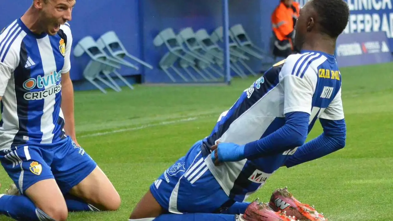 La Ponferradina sum&oacute; una vida extra en la carrera por el playoff tras ganar al Avil&eacute;s por 3-1 en El Toral&iacute;n con goles de Borja V&aacute;zquez, Keita y Slavy -Babin hizo el tanto del honor para los asturianos-.