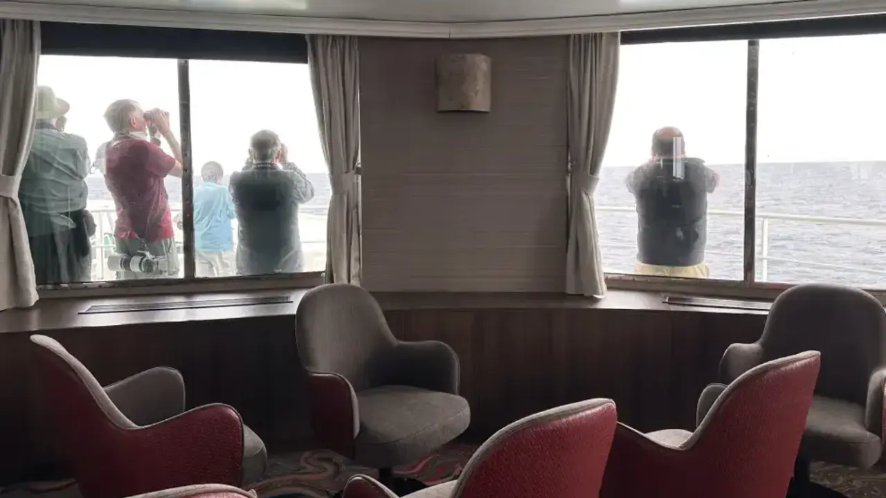Pasajeros en el interior del MV Hondius.