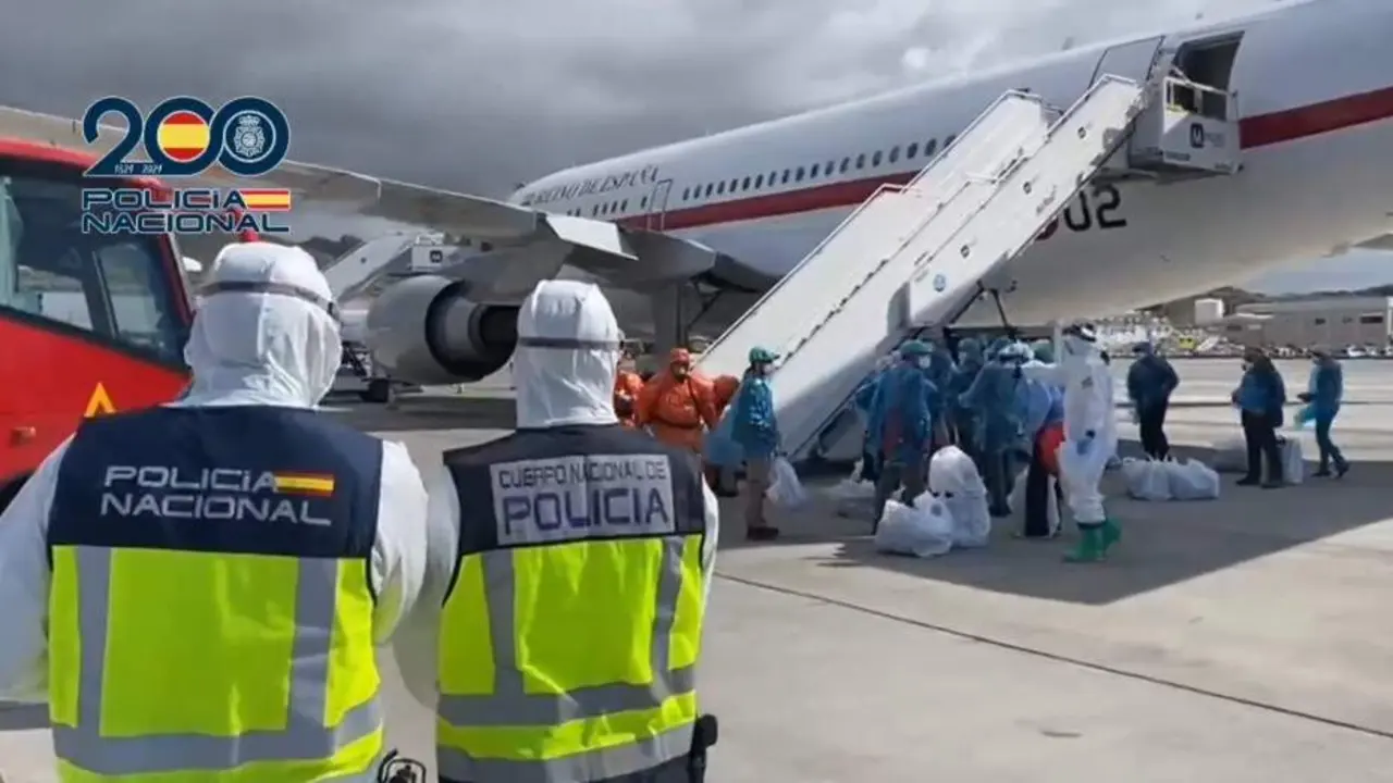 Los 14 pasajeros espa&ntilde;oles del MV Hondius, entre ellos un burgal&eacute;s, en el avi&oacute;n rumbo a Madrid. Foto: Polic&iacute;a Nacional.