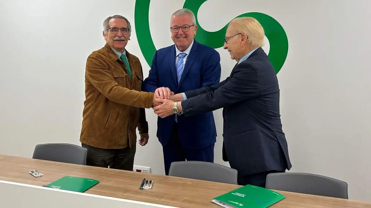 Estanislao de Luis (I),  Alfonso Rodr&iacute;guez Hevia (C) y Mart&iacute;n Mance&ntilde;ido, este lunes durante la firma del convenio de colaboraci&oacute;n entre la AECC y Donantes de Sangre.