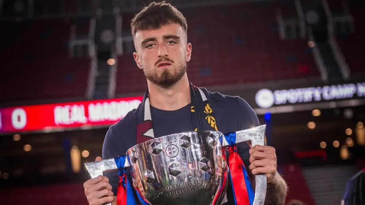 El portero leon&eacute;s Eder Aller celebra el t&iacute;tulo de Liga del FC Barcelona tras consolidar su crecimiento en la cantera azulgrana y entrar en la din&aacute;mica del primer equipo.