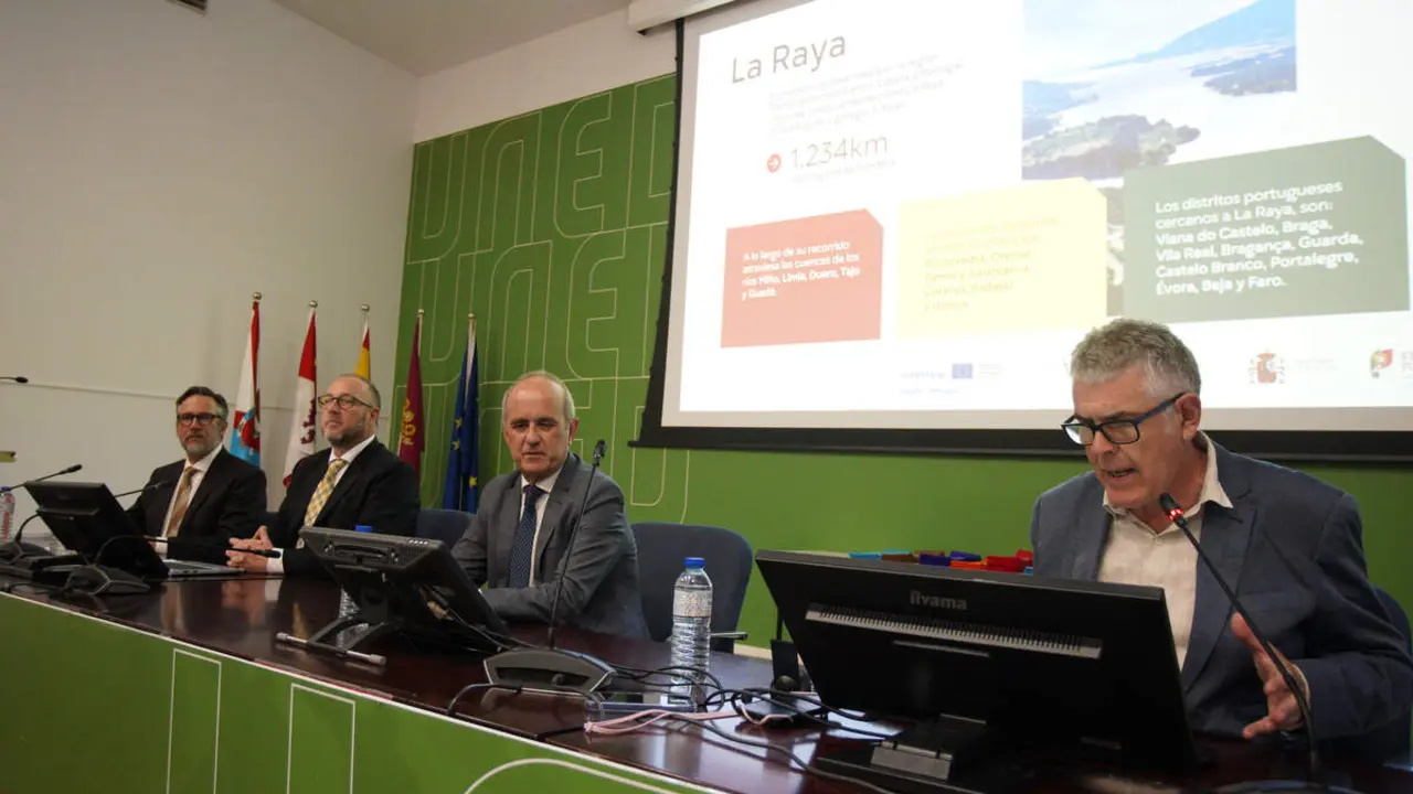 El rector de la UNED, Ricardo Mairal (2I), junto al director de UNED de Ponferrada, Jorge Vega  (2D), el Director General de Relaciones Internacionales y Uni&oacute;n Europea del Ministerio de Cultura, Ignacio Blanco (D), y el representante de la Subdirecci&oacute;n del Minist&eacute;rio da Cultura, Juventude e Desporto de Portugal,Joaquim Jorge (I), durante la presentaci&oacute;n del proyecto Cultura de Fronteira. Agenda Cultural Com&uacute;n Espa&ntilde;a Portugal