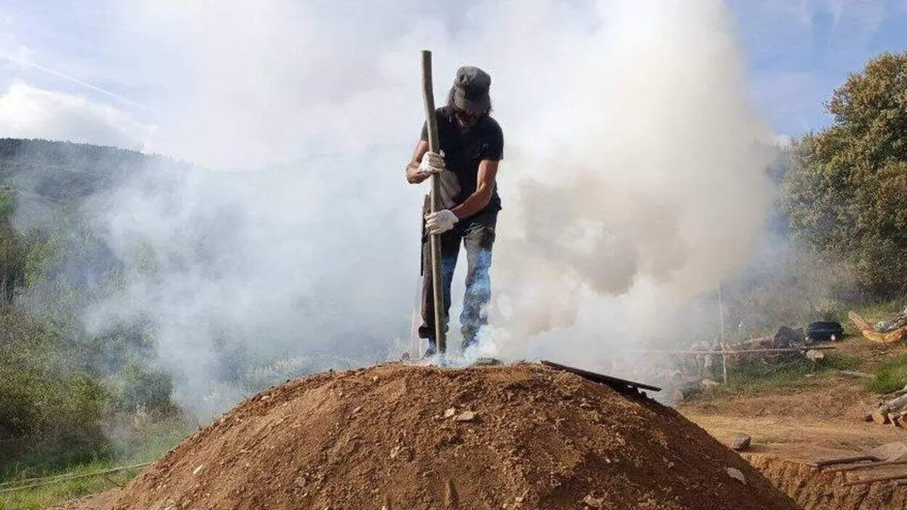 Estudiantes de Forestales del Campus de Ponferrada conocen en Villar de los Barrios una carbonera tradicional como ejemplo de gesti&oacute;n y bioeconom&iacute;a rural
