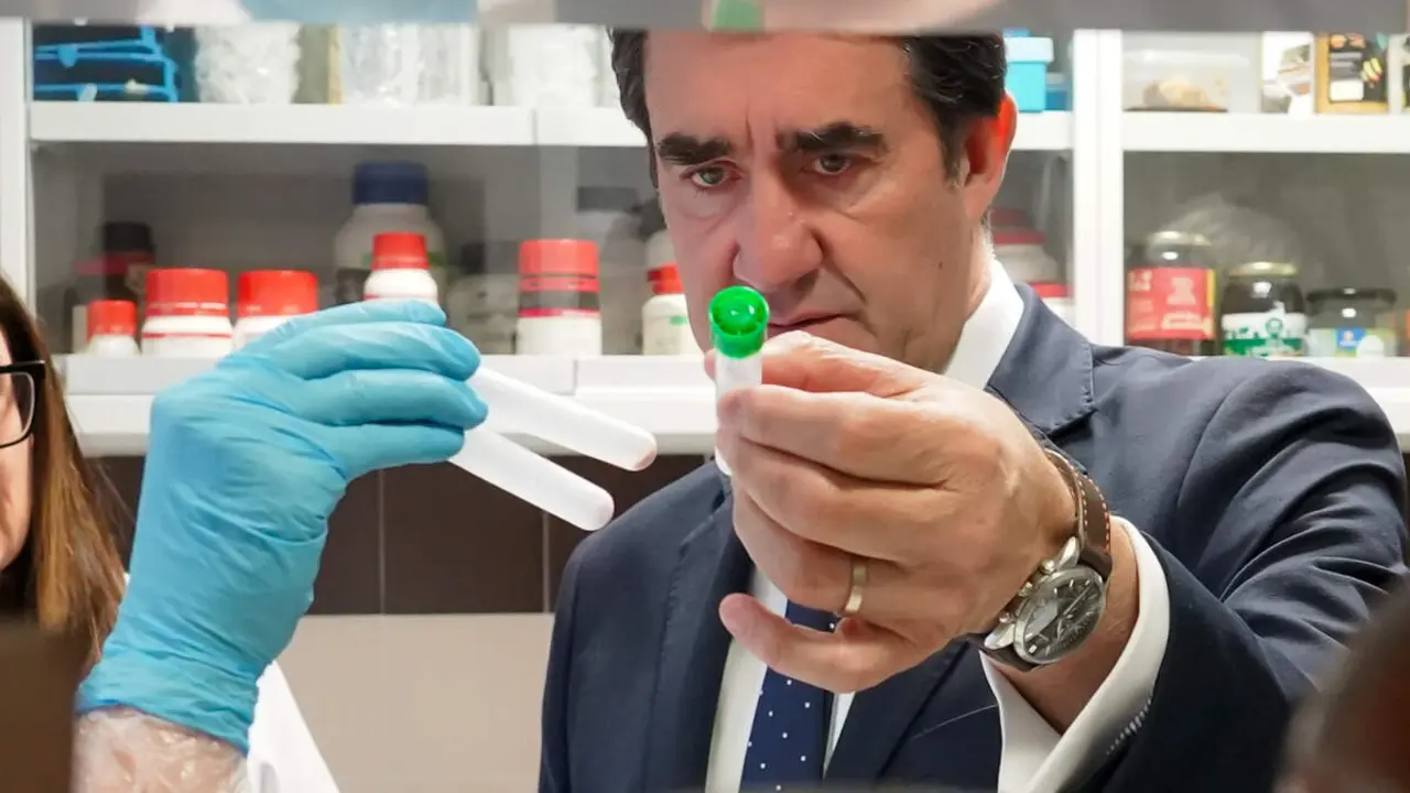 El consejero de Medio Ambiente, Vivienda y Ordenaci&oacute;n del Territorio, Juan Carlos Su&aacute;rez-Qui&ntilde;ones, visita el Instituto de Biotecnolog&iacute;a de Le&oacute;n, Inbiotec-&Aacute;rea de Biotecnolog&iacute;a de Cesefor