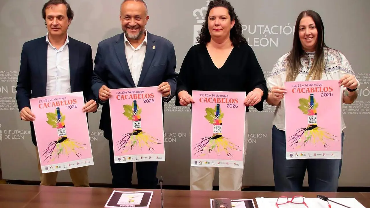 El presidente de la Diputaci&oacute;n, Gerardo &Aacute;lvarez Courel, presenta la XXIX Feria del Vino de Cacabelos junto a la alcaldesa y diputada provincial, Irene Gonz&aacute;lez, y el presidente de la DO Bierzo, Adelino P&eacute;rez. Foto: Campillo.