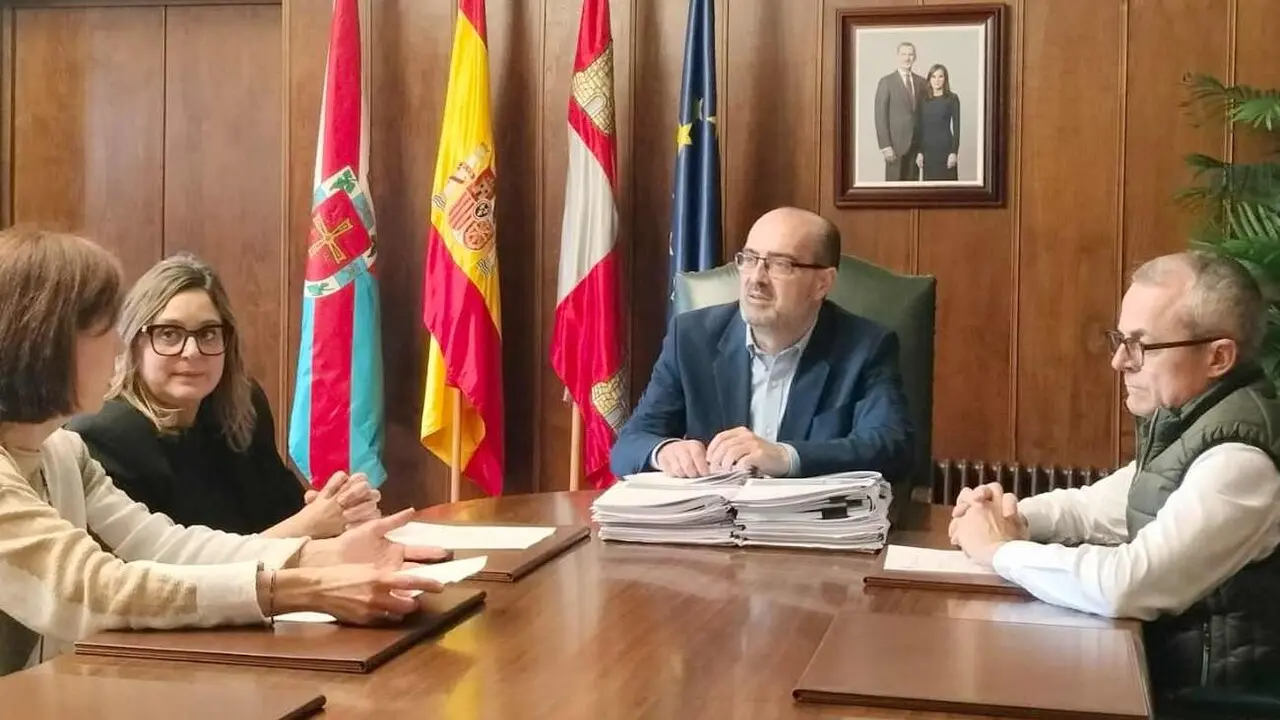 Marco Morala, durante la reuni&oacute;n mantenida en la alcald&iacute;a de Ponferrada.