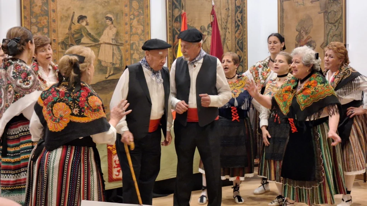 La Casa de Le&oacute;n acogi&oacute; este martes una brillante actuaci&oacute;n del Club de la Zarzuela de Madrid, que ofreci&oacute; al p&uacute;blico una cuidada selecci&oacute;n de fragmentos de la emblem&aacute;tica obra La Rosa del Azafr&aacute;n, del maestro Jacinto Guerrero.