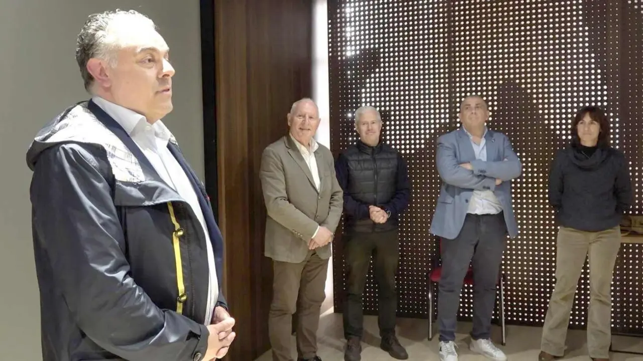 El alcalde de Astorga interviene ante los representantes de la energ&eacute;tica.