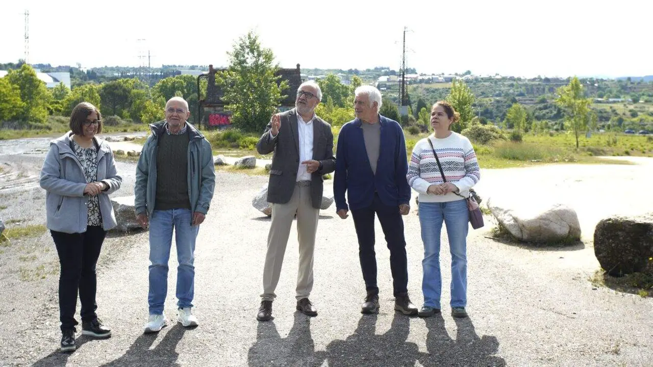 El portavoz del grupo municipal socialista de Ponferrada, Olegario Ram&oacute;n (C), junto a varios concejales socialistas, durante la comparecencia de esta ma&ntilde;ana para pedir la realizaci&oacute;n de la ronda interior norte de la ciudad