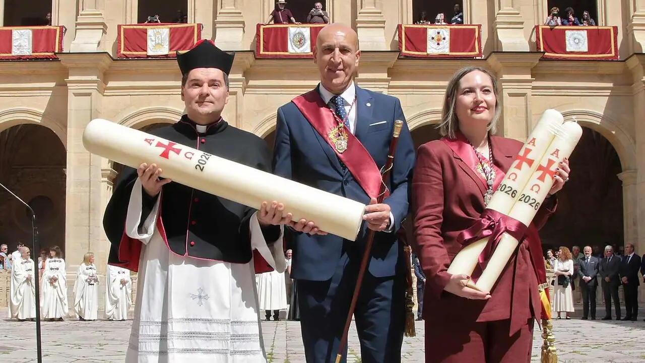 Le&oacute;n acoge la tradicional ceremonia de Las Cabezadas, que este a&ntilde;o enfrenta al abad del Cabildo de san Isidoro, Luis Garc&iacute;a, y a la concejala de Comercio, Consumo y Fiestas, Camino Orejas