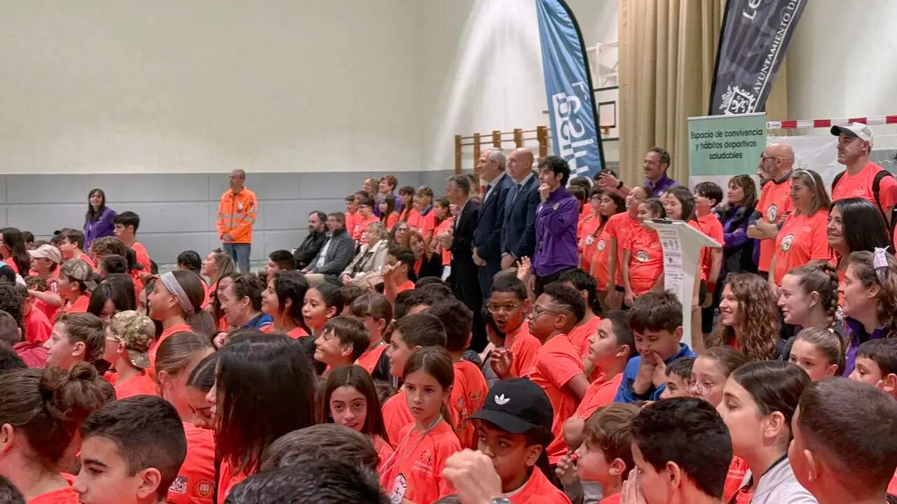 El patio del CEIP Lope de Vega se transform&oacute; este mi&eacute;rcoles en mucho m&aacute;s que un espacio deportivo. Cerca de 500 escolares de diecis&eacute;is centros de Educaci&oacute;n Primaria de toda la provincia participaron en la II Jornada Convi-Bol Ciudad de Le&oacute;n. Fotos: Heraldo | AytoLe&oacute;n
