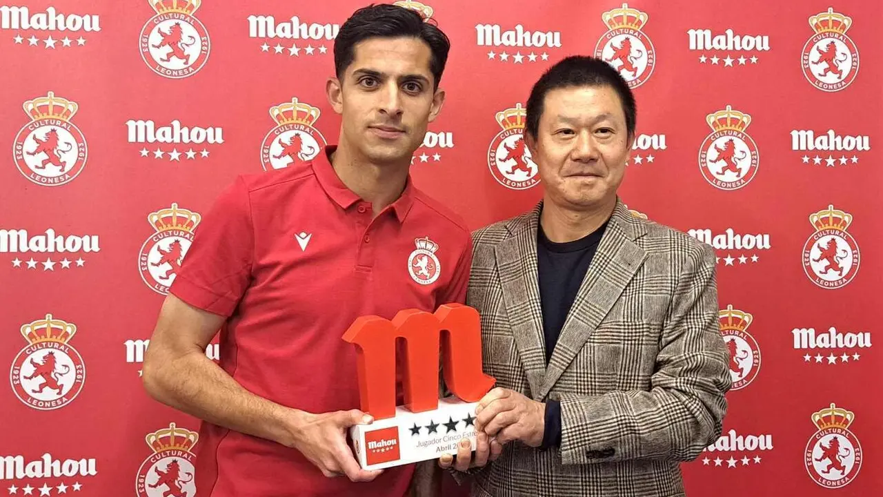 Bicho, en el momento de recibir su galard&oacute;n.