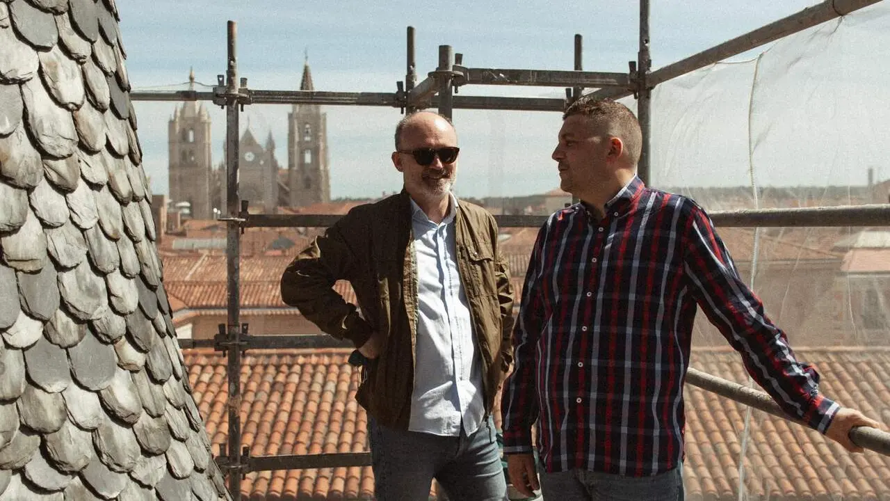Zabaleta (Dcha.), creador de SONDA, junto a su socio en Casa Botines en cuyo entorno se celebra este s&aacute;bado Gaud&iacute; DIM 2026.
