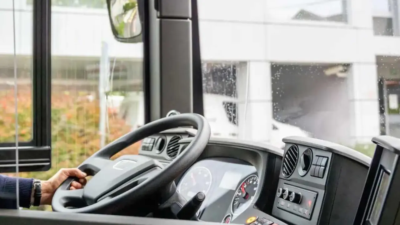 Imagen de un conductor de autob&uacute;s durante su jornada laboral.
